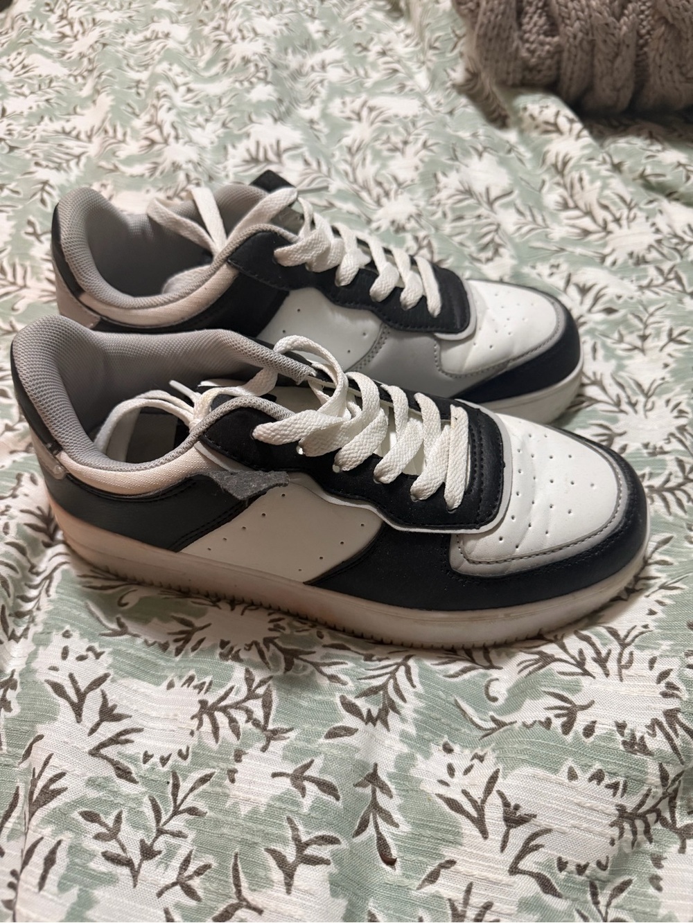 Fashion Nova Women’s Low-Top Sneakers in Black and White